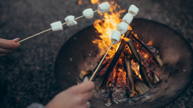 Marshmallow über Feuerschale